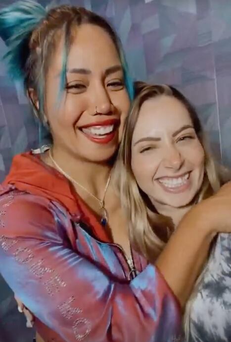 Mujer Luna Bella y YosStop
