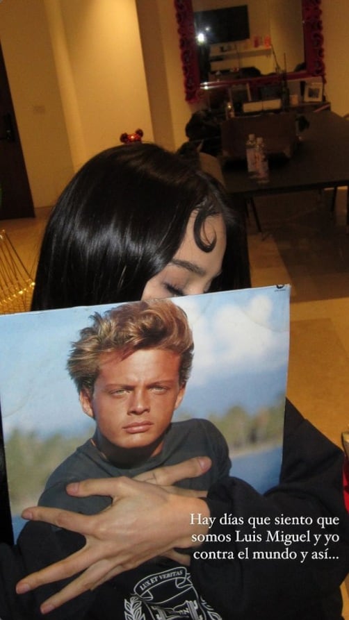 Danna Paola aparece abrazando un disco de Luis Miguel