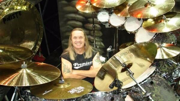 El baterista Nicko McBrain de Iron Maiden.