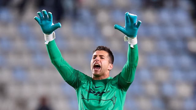 Julio González usa un guante de 4 dedos