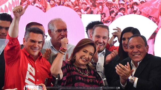 Xóchitl Gálvez e integrantes de la coalición "Fuerza y Corazón por México"