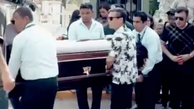 Julio César Chávez en funeral de su hermano.