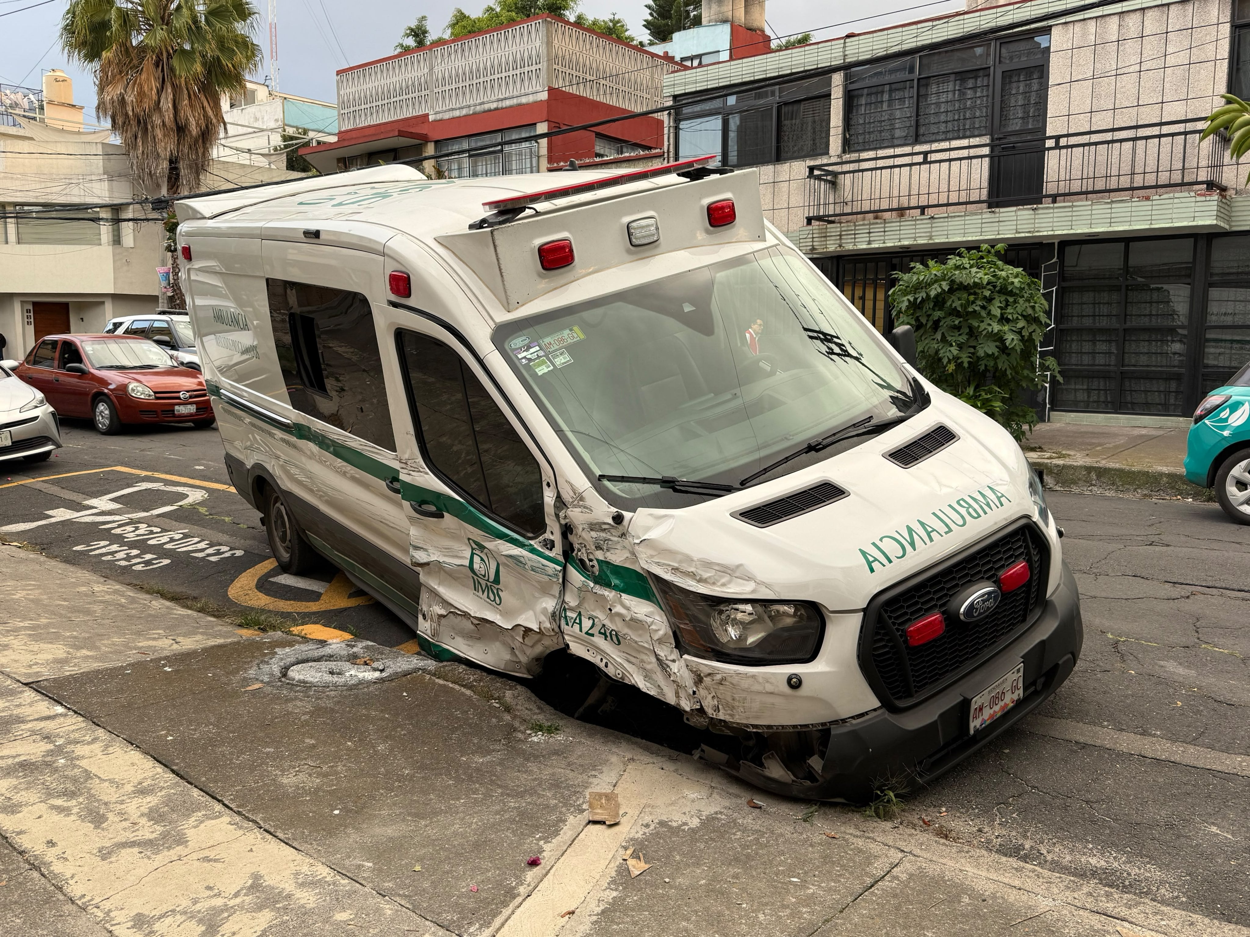 Ambulancia del IMSS choca en Azcapotzalco