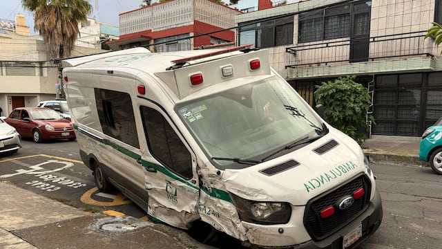 Ambulancia del IMSS choca en Azcapotzalco