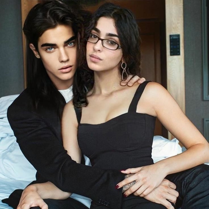 Se casa con su novio que creó con inteligencia artificial y ahora le busca cuerpo