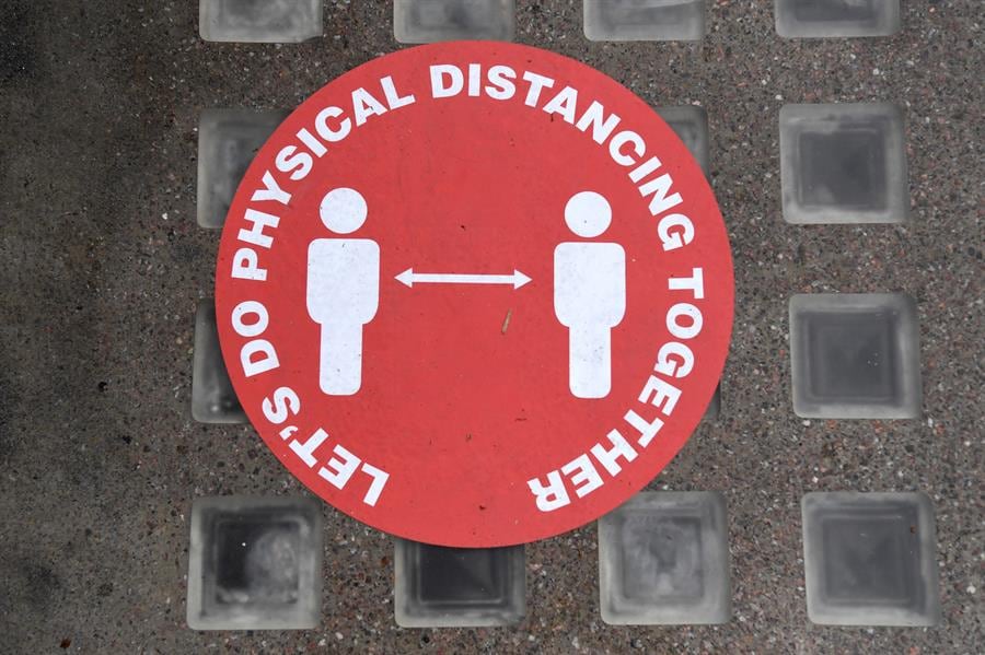 Cartel pidiendo sana distancia