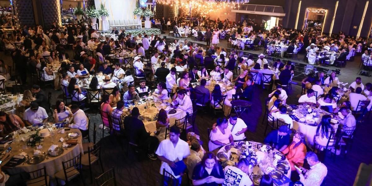 350 parejas se casan en bodas colectivas del DIF Monterrey.