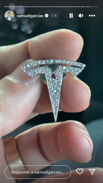 Samuel García se emociona de más y presume pin de diamantes de Tesla