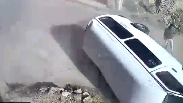 Captan en video volcadura de combi de Ecatepec que dejó 16 lesionados