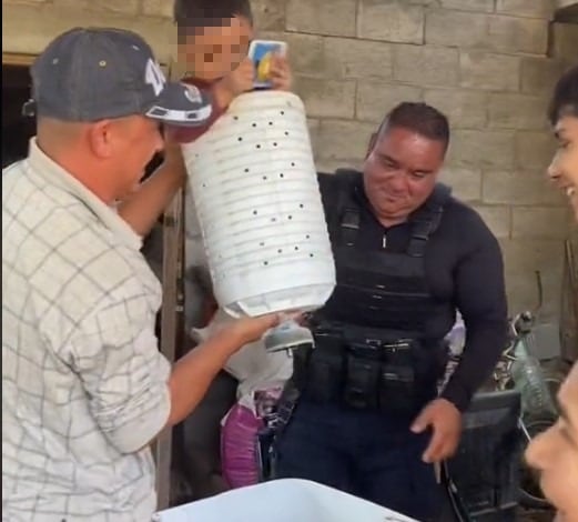 Niño atorado en la lavadora