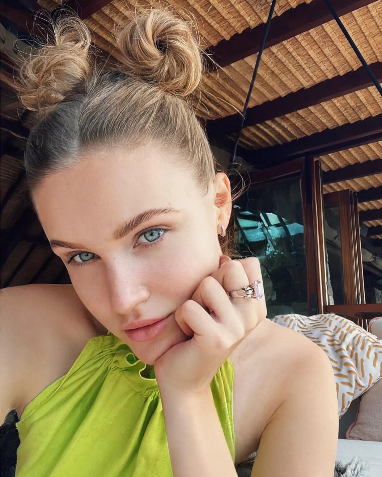 Su novio la cortó para "enfocarse en su carrera"; ahora sale con el jefe de su ex