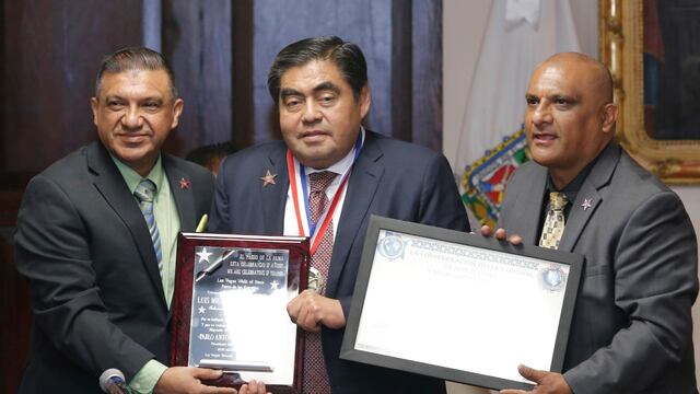Miguel Barbosa Huerta firmó como testigo de honor.