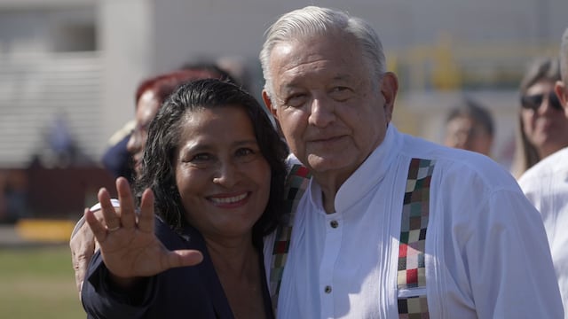 AMLO reconoce el trabajo de Abelina López en Acapulco
