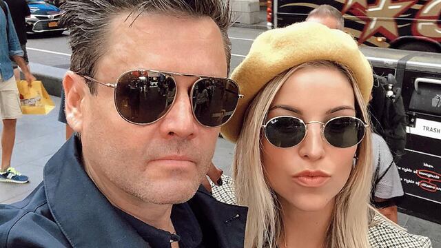 Andy Benavides y esposo