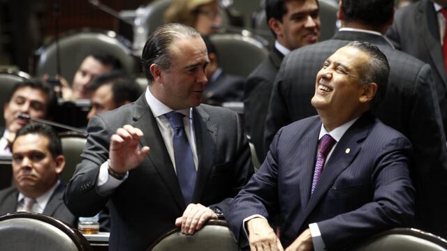 Los diputados Luis Alberto Villareal y Manlio Fabio Beltrones, durante la sesión extraordinaria de la Cámara de Diputados. Foto: Rodolfo Angulo / Cuartoscuro