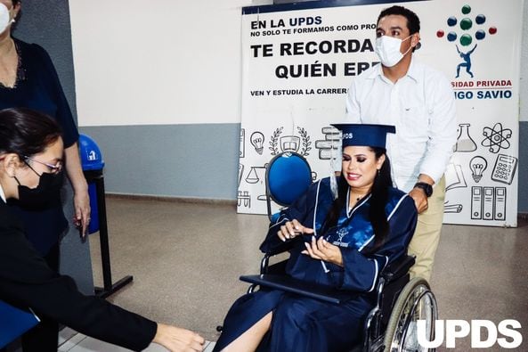Mujer embarazada rompe fuente en su ceremonia de graduación