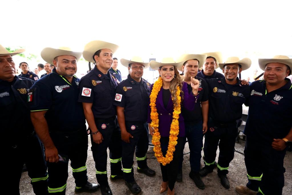 Evelyn Salgado festejó y reconoció labor de bomberos en Guerrero