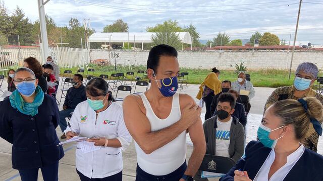 Omar Fayad es captado utilizando faja durante vacunación