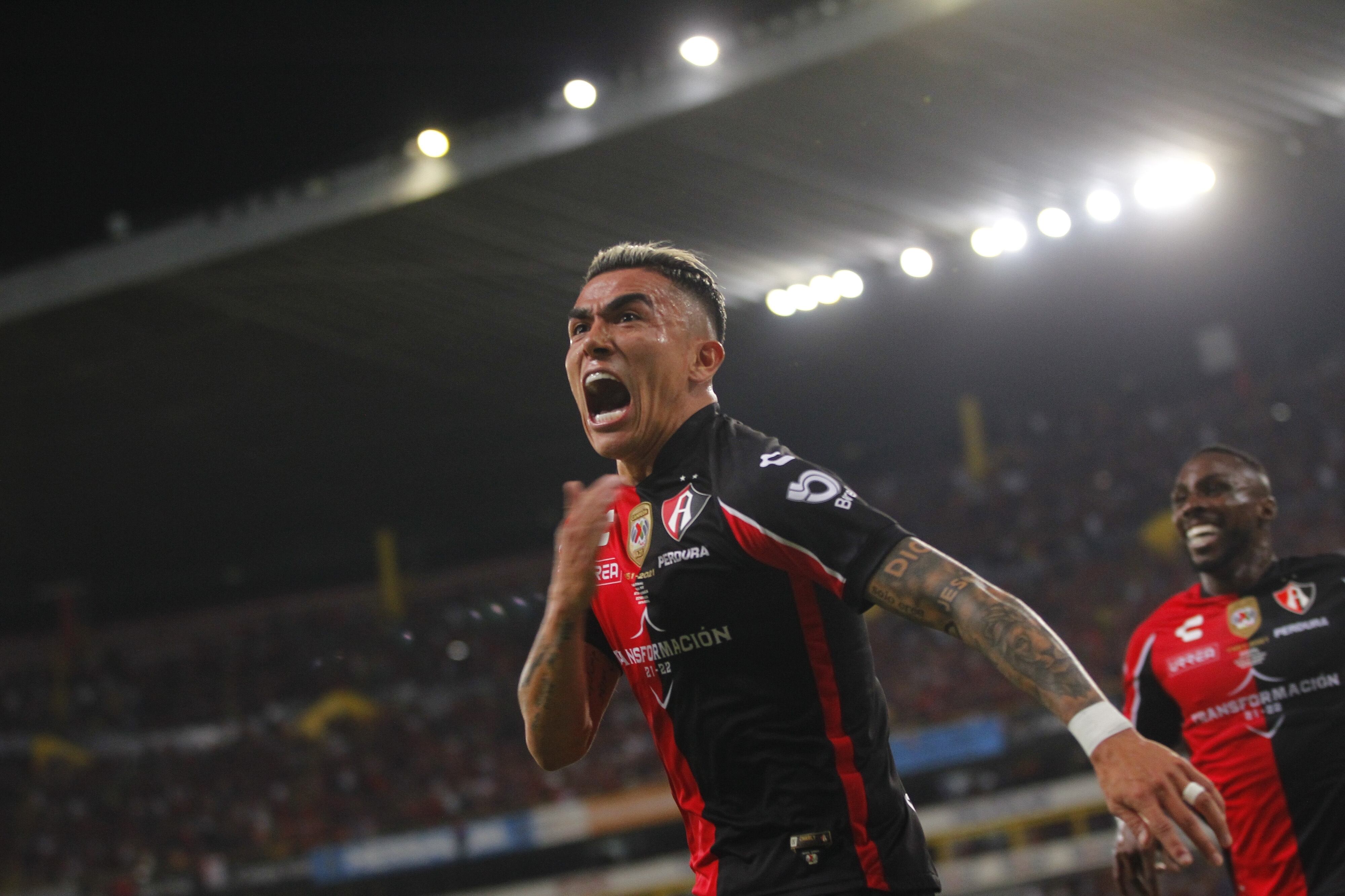 Luis Reyes celebra gol con el Atlas FC