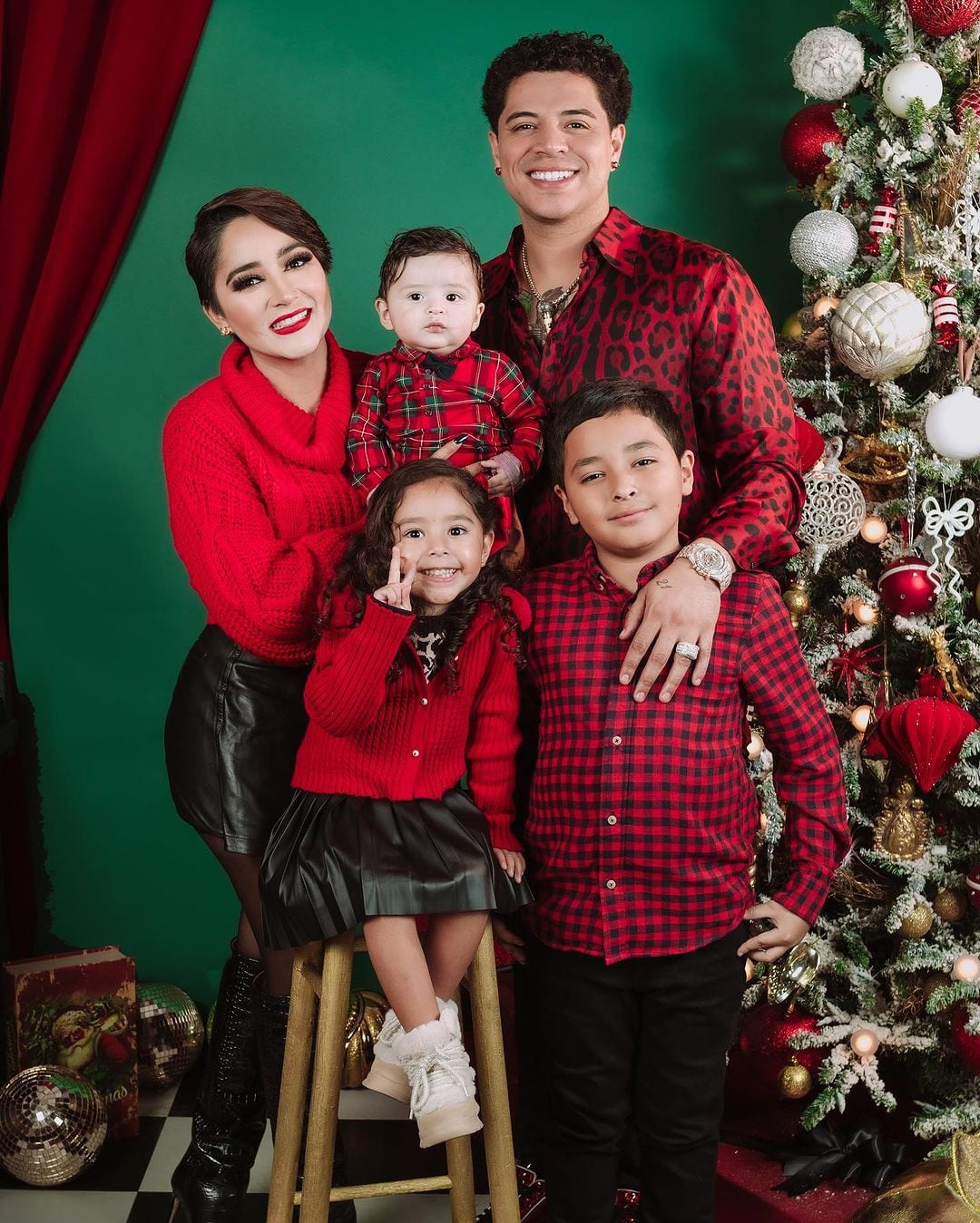 Eduin Caz en foto con sus hijos junto a Daisy Anahy.