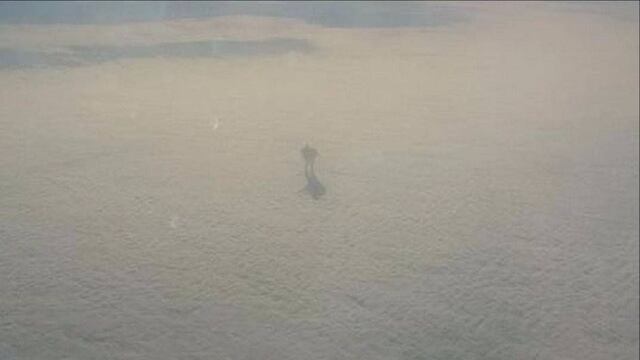 Pasajero capta a presunto humanoide sobre nubes