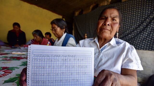 Un grupo de mujeres de San Cristobal Huichochitlán, en su mayoría de la tercera edad están aprendiendo a leer y escribir en Español y su lengua madre, el Otomí