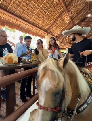 Christian Nodal con su suegra, Aneliz Valdes.