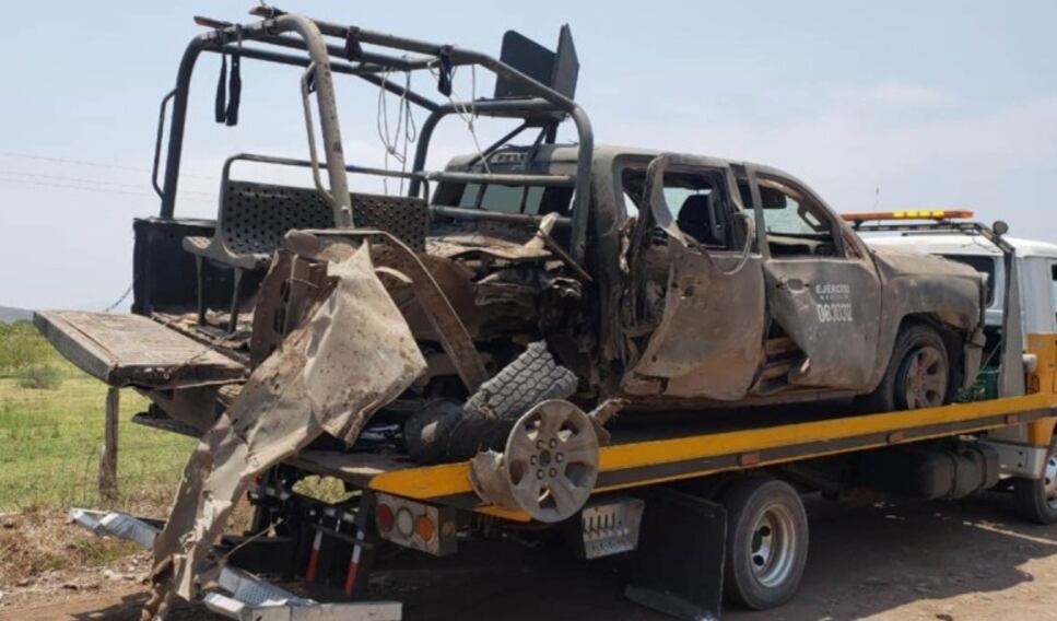 Camioneta de Sedena destruida