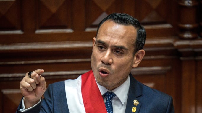 José Jerí, presidente de Perú, podría asaltar la embajada de México para detener a Betssy Chávez