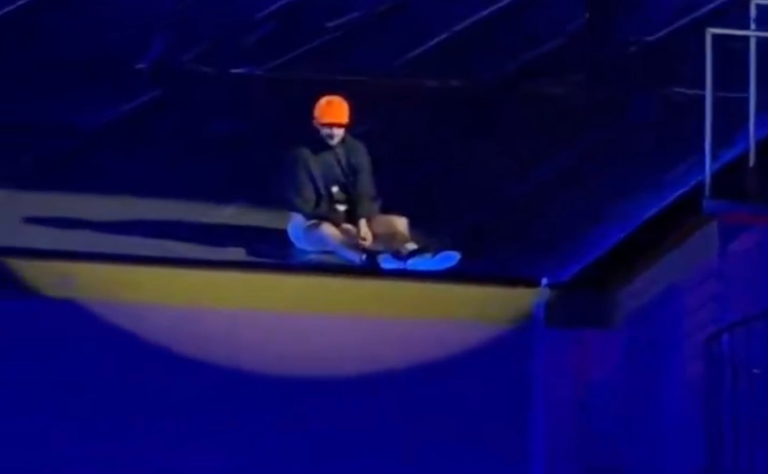 Bad Bunny se cae durante su primer concierto en el Estadio GNP Seguros