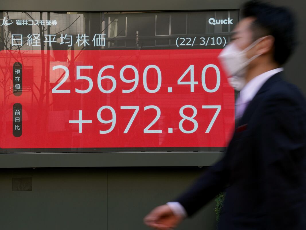 La Bolsa de Tokio baja el 1,94 % por FED.