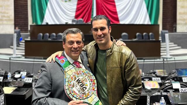 Miguel Torruco y Mauricio Sulaiman develan el cinturón que podría alzar Saúl Álvarez el 6 de mayo
