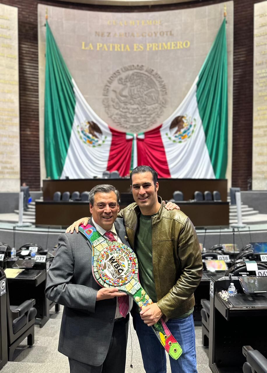 Miguel Torruco y Mauricio Sulaiman develan el cinturón que podría alzar Saúl Álvarez el 6 de mayo