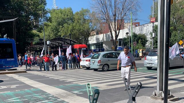 Manifestación afecta Metrobús en Insurgentes y Paseo de la Reforma