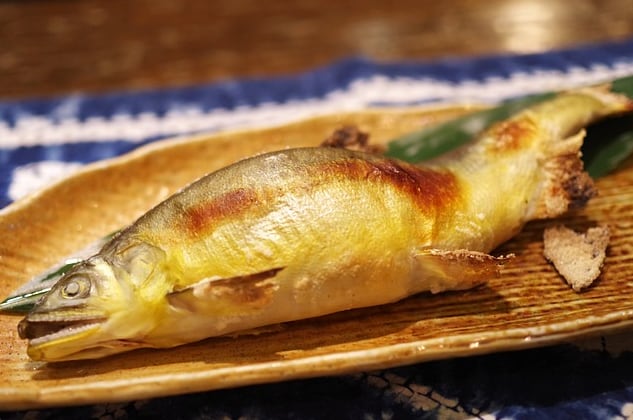 Preparar alimentos con pescado para recibir el Año Nuevo Chino