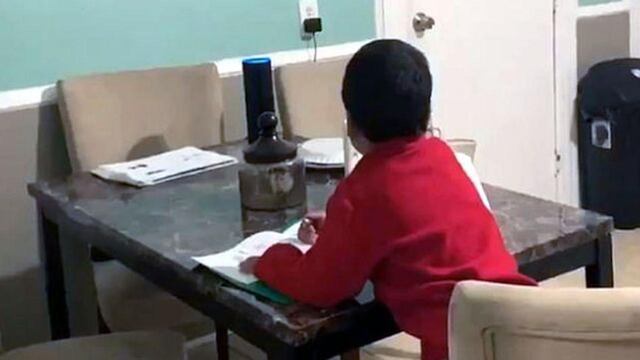 Jariel Cuevas consultando a el asistente Alexa de Amazon.