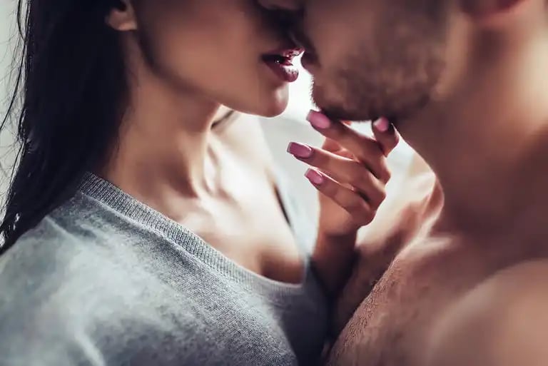 Beso de Singapur: Te decimos qué es y para qué sirve si quieres triunfar como el mejor amante
