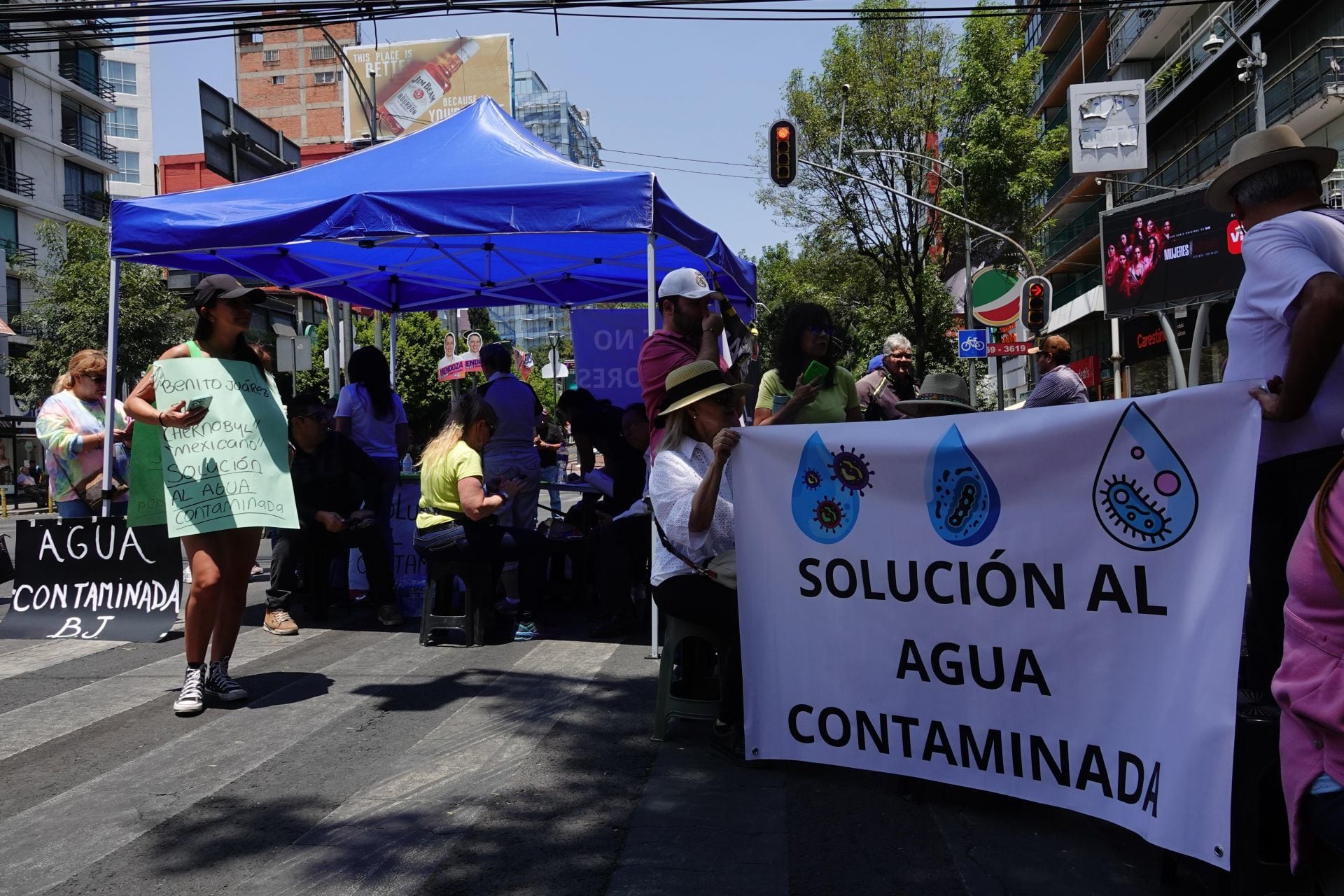Continúa bloqueo por agua contaminada
