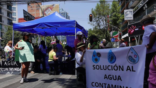 Continúa bloqueo por agua contaminada