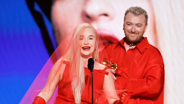 Kim Petras se convierte en la primera mujer trans en recibir Grammy.