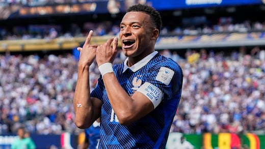 Mbappé comparte foto de Ester Expósito con la camiseta de Francia y el brazalete de capitán