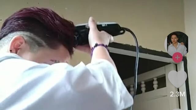 Se rapa junto a su mamá