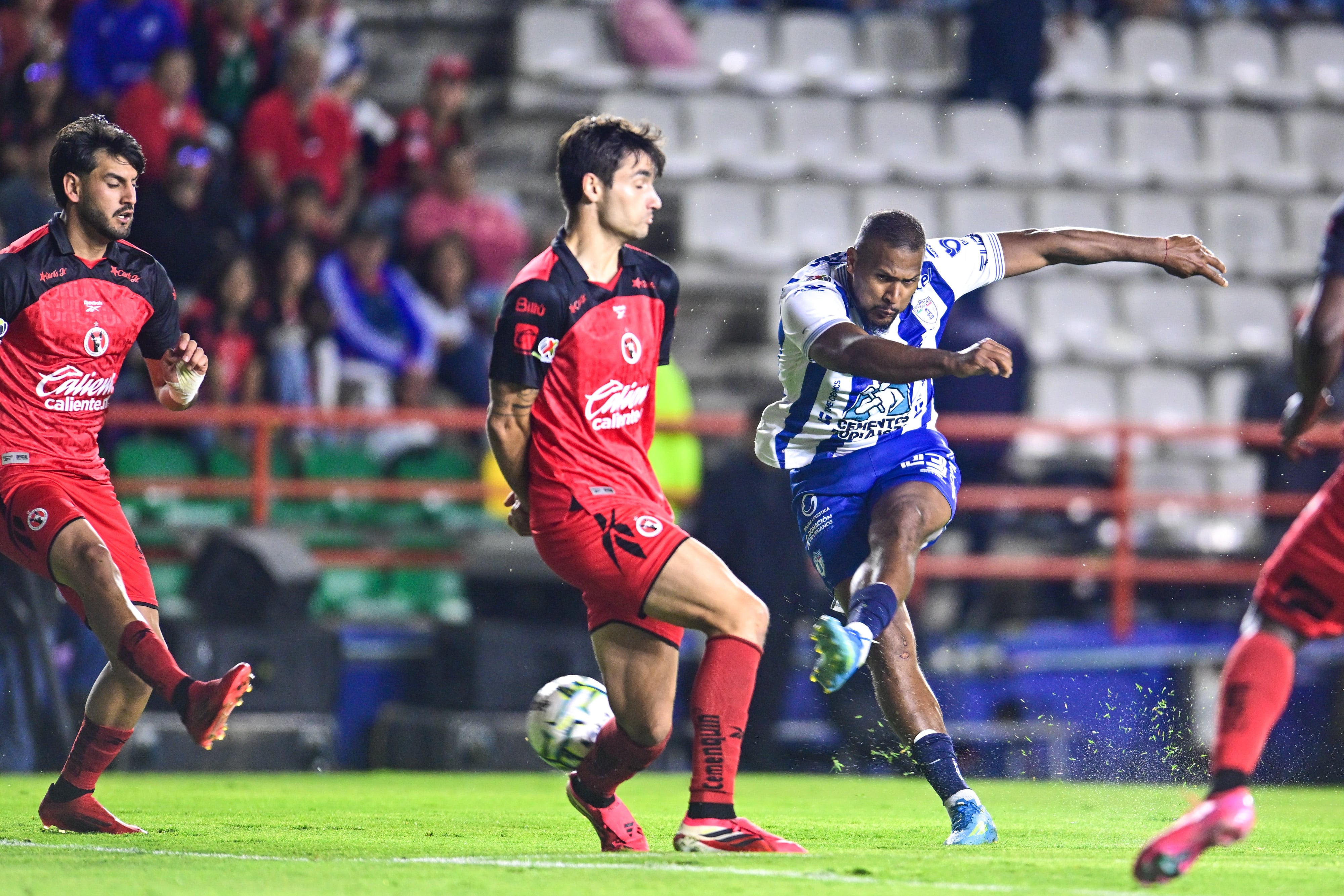 Pachuca evita la derrota y rescata un empate 2-2 ante Tijuana