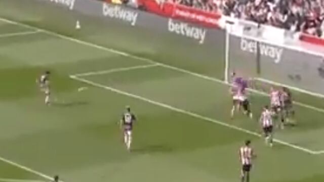 Pifia de Raúl Jiménez con el Fulham