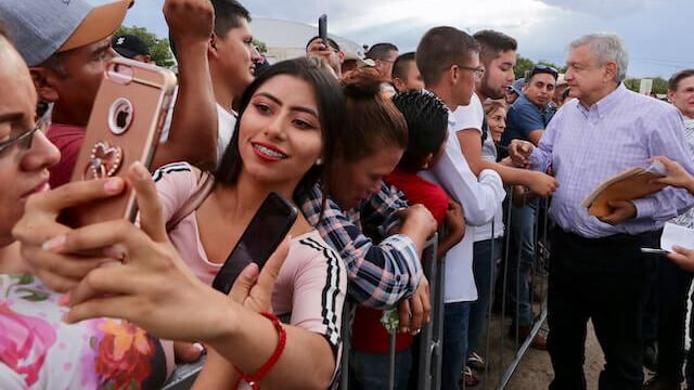 AMLO promete llevar internet a pueblos apartados de México con filial de CFE