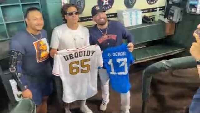 Guillermo Ochoa estuvo como invitado en el partido de los Houston Astros.