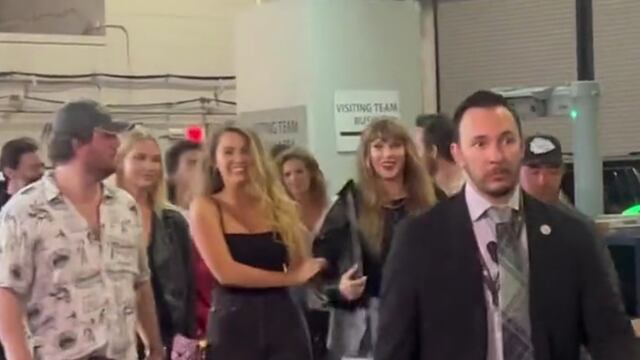 Taylor Swift y amigos visitan a Travis Kelce