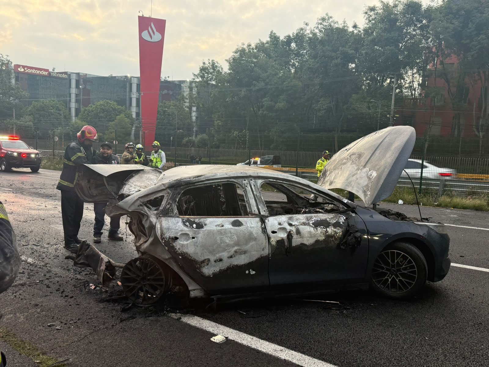 Buscan a familiares de ocupantes de un BYD negro tras accidente en la México-Toluca
