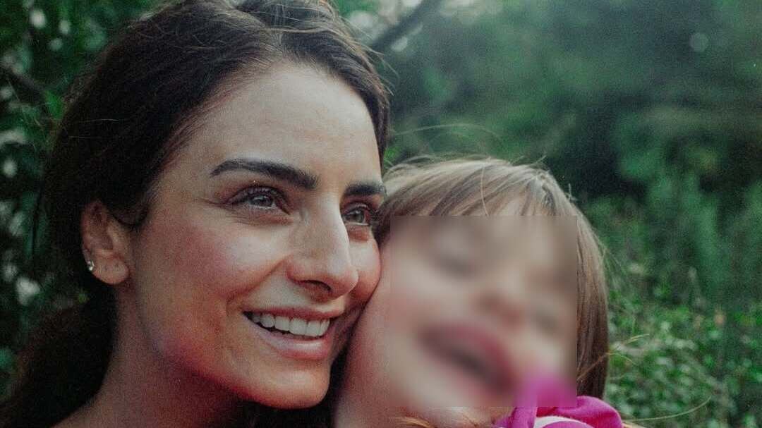 Aislinn Derbez bromea con que su hija “es del lechero” por ser alta y rubia