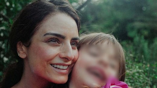 Aislinn Derbez bromea con que su hija “es del lechero” por ser alta y rubia
